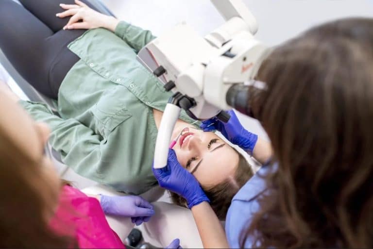 Endodoncja zęba pod mikroskopem Kraków